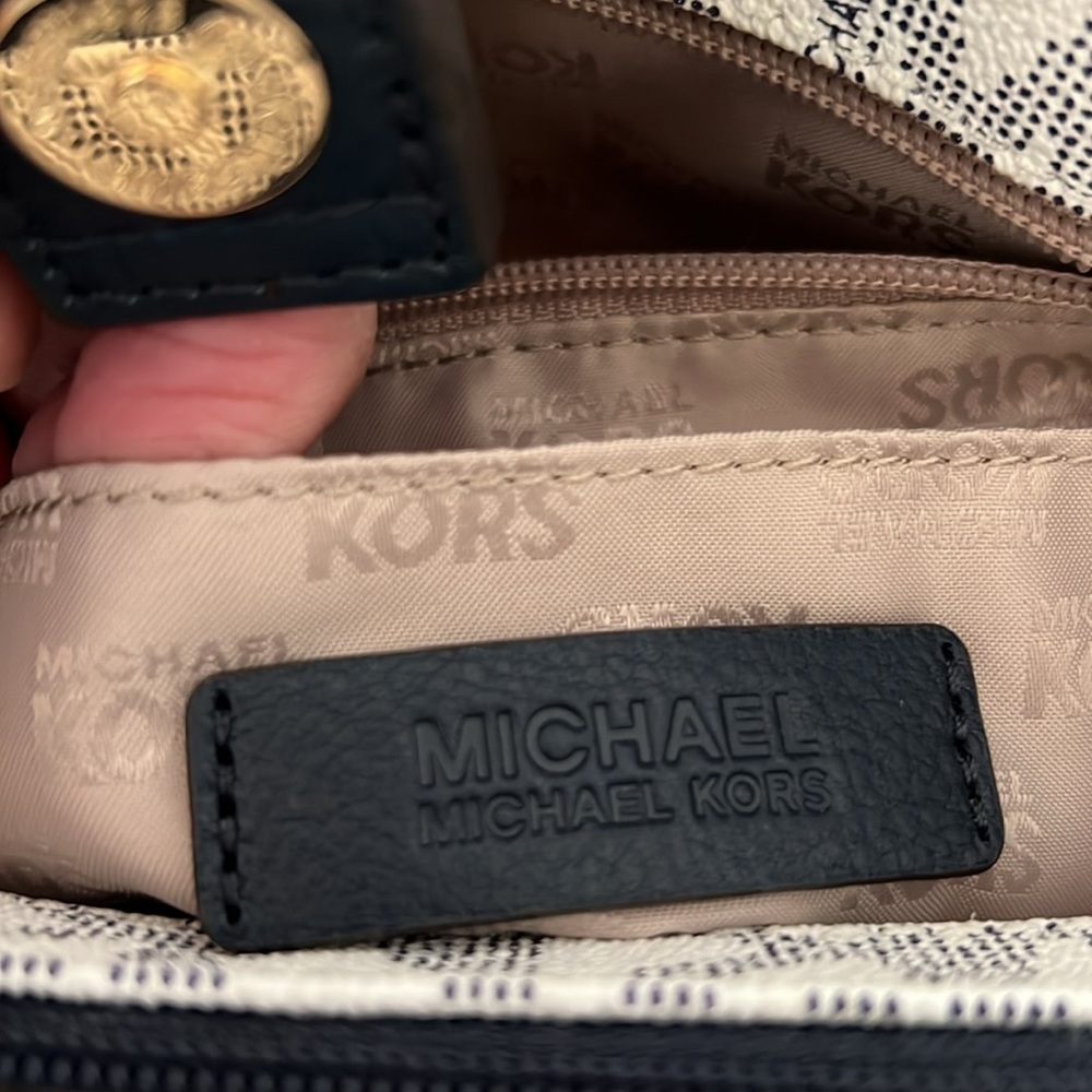 Michael Kors Hamilton Navy/Wht LG EW Tote 👜 includes addl piece key pouch - Picture 6 of 14